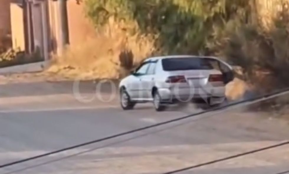 El taxi en el que una mujer fue arrastrada el pasado 21 de septiembre en Sucre. 