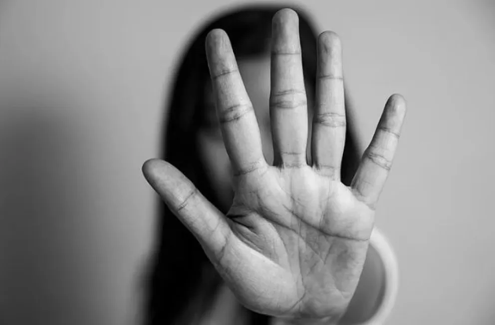Imagen referencial de una mujer que lucha contra la violencia. Foto: Modii