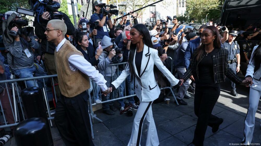 Los hijos de Sean "Diddy" Combs llegan tomados de la mano al tribunal de Nueva York donde sería leída la sentencia contra su padre. 