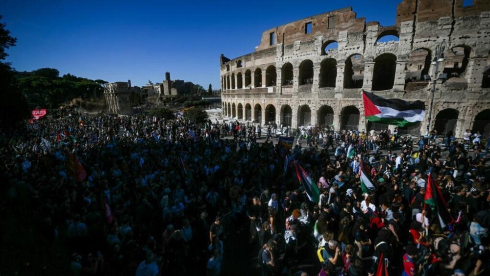 Unos manifestantes marchan el 4 de octubre de 2025 en Roma en apoyo del pueblo palestino y contra la interceptación por parte de Israel de la Flotilla Global Sumud