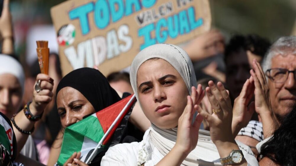 Unos participantes en la marcha del 4 de octubre de 2025 en Barcelona en solidaridad con los palestinos