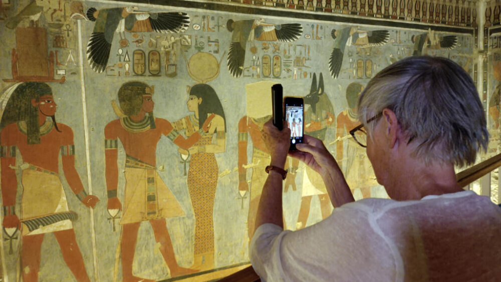 Un turista visita la tumba del faraón Amenhotep III, en el Valle de los Reyes, en Egipto, el 4 de octubre de 2025