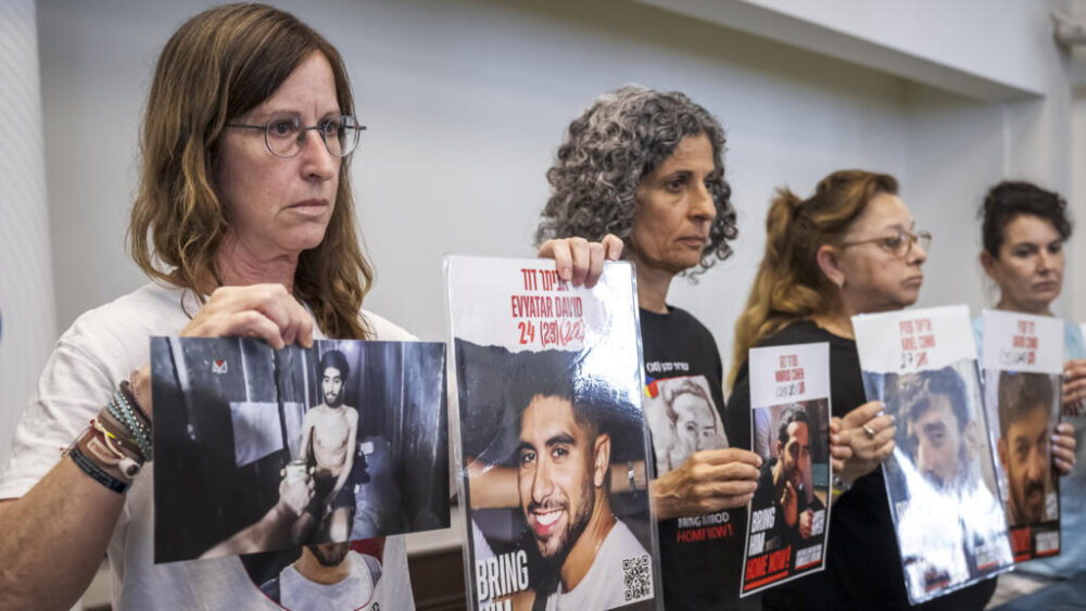 (De izq. a drcha.) Las madres de los rehenes israelíes Evyatar David, Nimrod Cohen, David y Ariel Cunio y Guy Gilboa-Dalal muestran retratos de sus hijos el 12 de agosto de 2025 en la sede del Comité Internacional de la Cruz Roja, en Ginebra