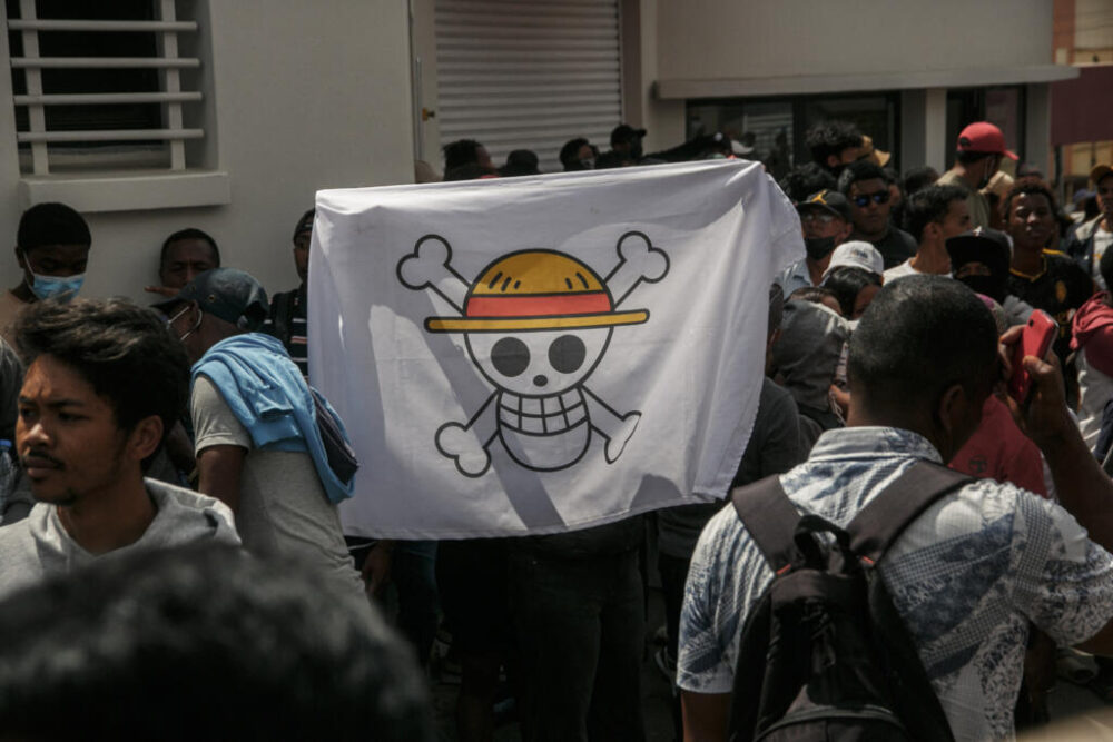 Manifestantes en Madagascar llevan la bandera de Luffy