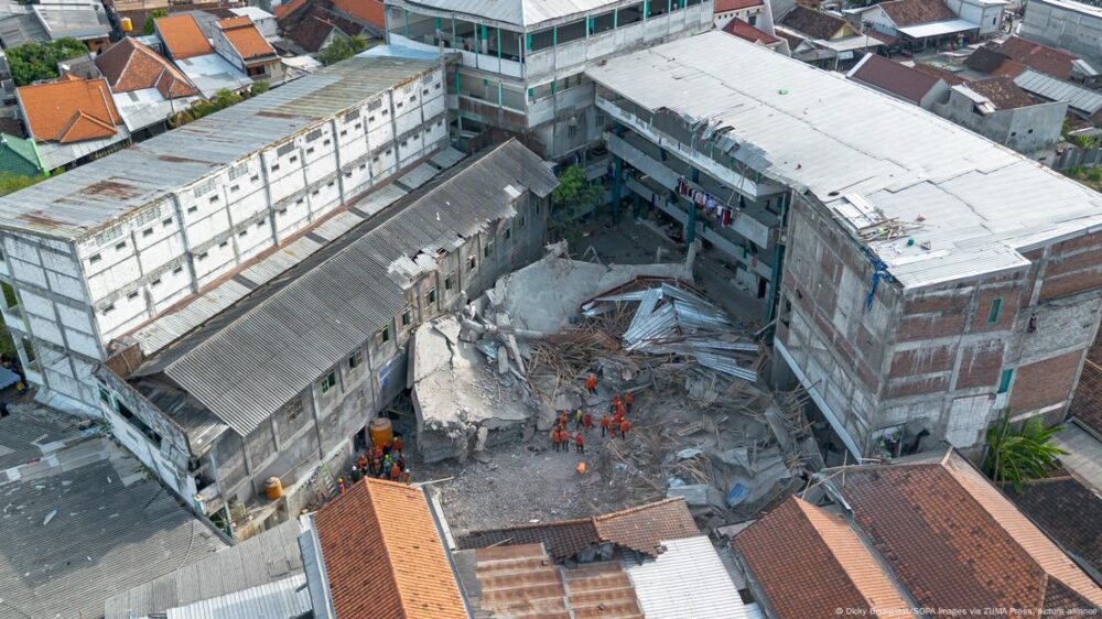 Una vista aérea del área colapsada de donde salieron 104 sobrevivientes y fueron extraidos 67 cuerpos, según las agencias de rescate de Indonesia. (04.10.2025)
