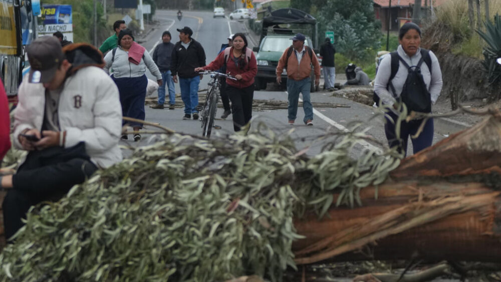 Barricadas colocadas por manifestantes para protestar contra la eliminación del subsidio al diésel, en Cayambe, el 5 de octubre de 2025.