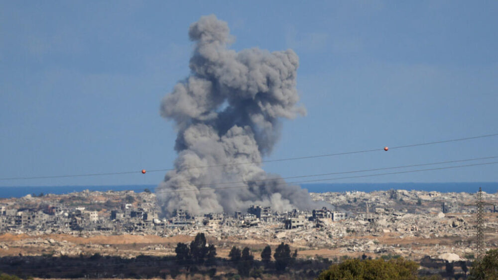 Gaza, martes 7 de octubre de 2025: mientras se celebran conversaciones basadas en el plan de Donald Trump en Sharm el-Sheij, Egipto, continúan los bombardeos sobre el enclave palestino.