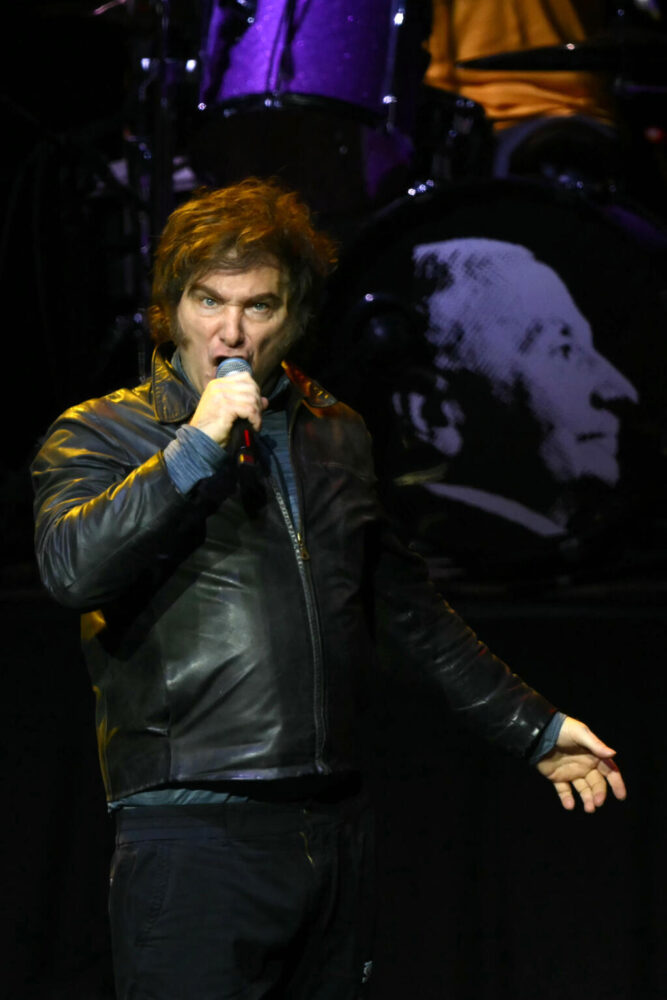 El presidente de Argentina, Javier Milei, canta en la presentación de su libro "La construcción del milagro" el 6 de octubre de 2025 en Buenos Aires