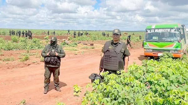 La fuerza pública contra predio avasallado este año. Foto Min. Gobierno