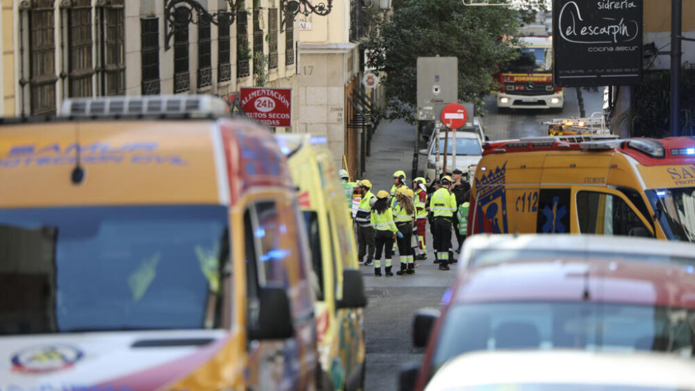 Policía y equipos de emergencias trabajan cerca del edificio que se derrumbó en el centro de Madrid dejando heridos y desaparecidos, el 7 de octubre de 2025 en la capital española