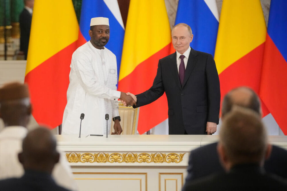 El presidente ruso, Vladimir Putin, recibe al jefe de la junta de Malí, Assimi Goita, en el Kremlin en Moscú el 23 de junio de 2025