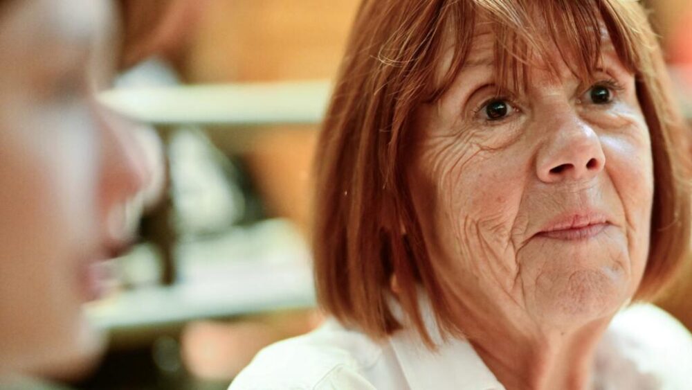 Gisèle Pelicot comparece en el juicio de apelación de un condenado por haberla violado, el 7 de octubre de 2025 en un tribunal en la ciudad francesa de Nimes