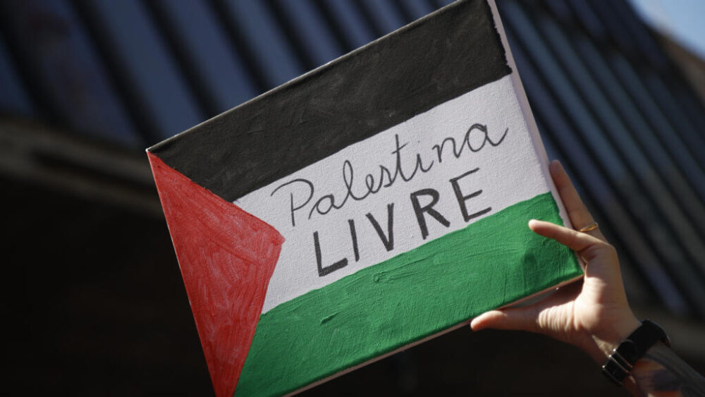 Un manifestante clama "Palestina libre" durante un acto en solidaridad con los palestinos y contra la interceptación de la Flotilla Global Sumud por parte de la marina israelí, el 5 de octubre de 2025 en Sao Paulo