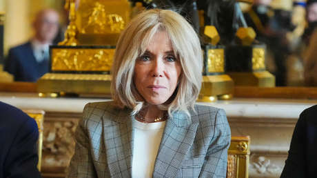 FOTO: El polémico gesto de la esposa de Macron en inauguración de centro médico