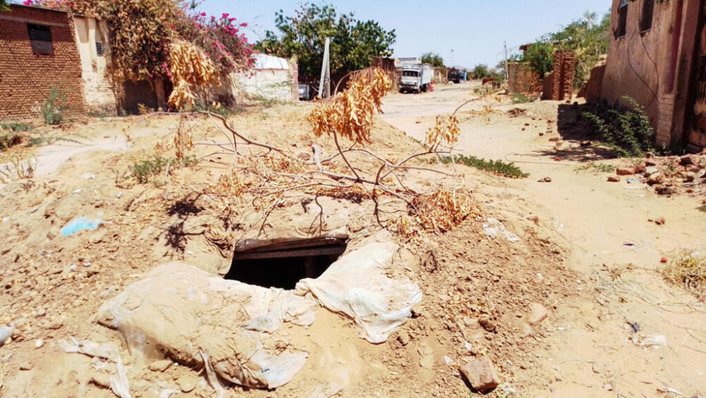 Un búnker artesanal excavado por civiles en una calle de El Fasher, capital del estado de Darfur del Norte, para ocultarse de los combates entre los paramilitares de las FAR y el ejército sudanés, el 13 de marzo de 2025 al oeste de Sudán