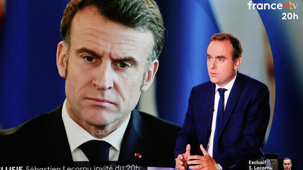 El primer ministro dimisionario, Sebastien Lecornu, habla durante la entrevista en la televisión pública francesa, con una imagen del presidente Emmanuel Macron de fondo, el 8 de octubre de 2025 en París