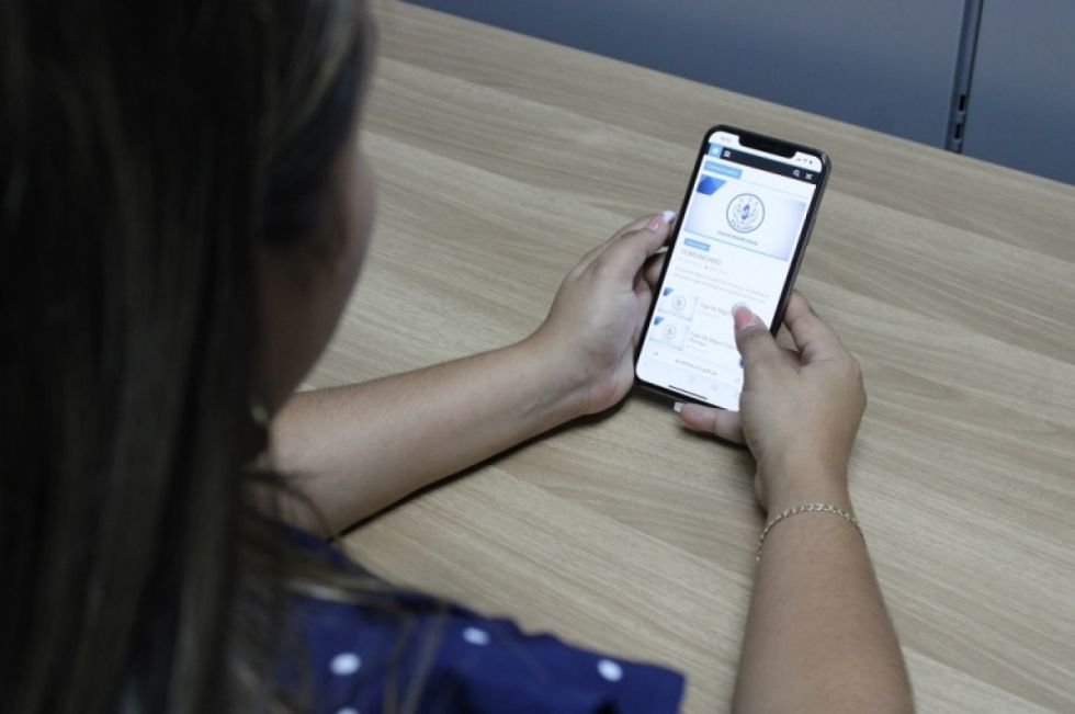 Un profesor de 50 años enviaba a su alumna de 15 videos sexuales 
