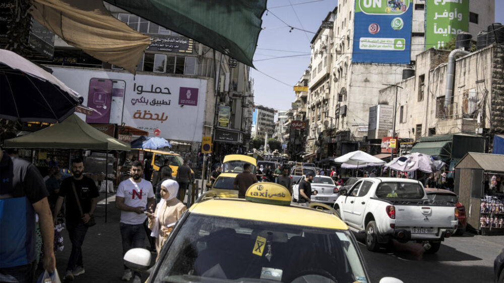 Vehículos circulan en medio del denso tráfico por una calle principal de Ramala, en Cisjordania ocupada, el 22 de septiembre de 2025.