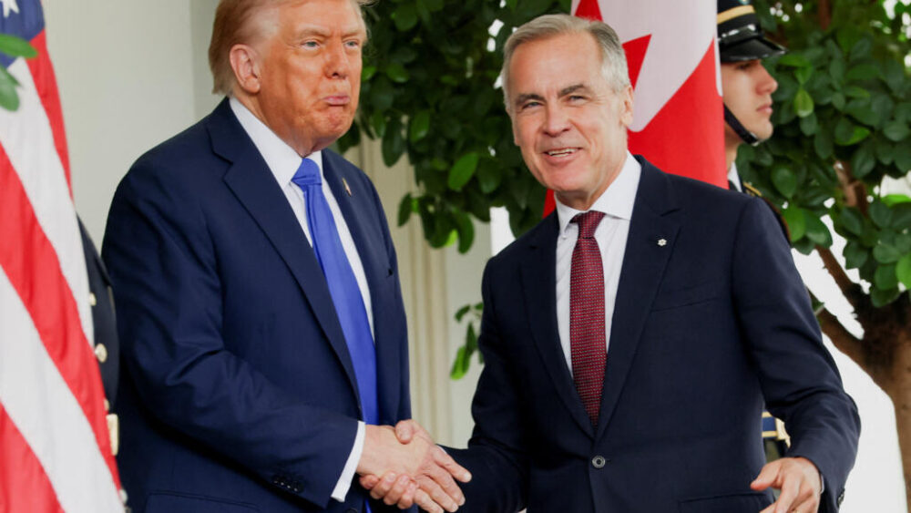 El presidente estadounidense Donald Trump recibe al primer ministro canadiense Mark Carney en la Casa Blanca, en Washington, Estados Unidos, el 7 de octubre de 2025.