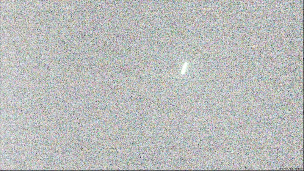 El rover Perseverance de la NASA capturó esta misteriosa franja luminosa en Marte el 4 de octubre de 2025, desatando especulaciones sobre su posible relación con el cometa interestelar.