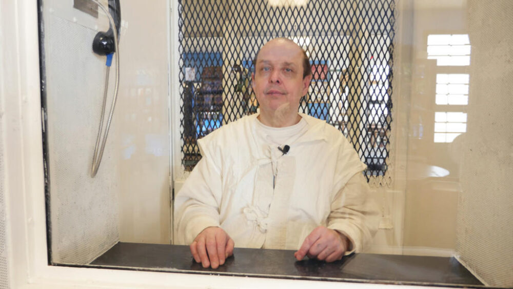 Robert Roberson, de 58 años, condenado a la pena capital por la muerte en 2002 de su hija de 2 años, Nikki, es visto tras un cristal en la Unidad Allan B. Polunsky, en Livingston, Texas, el 22 de enero de 2025