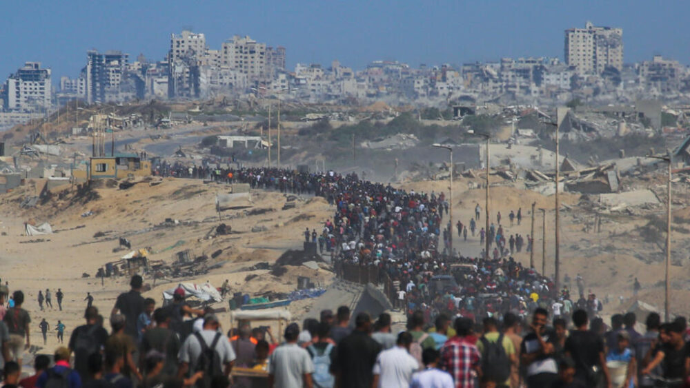 Un grupo de palestinos Palestinos caminan hacia Ciudad de Gaza desde Nuseirat, en el centro de la Franja de Gaza, el 10 de octubre de 2025