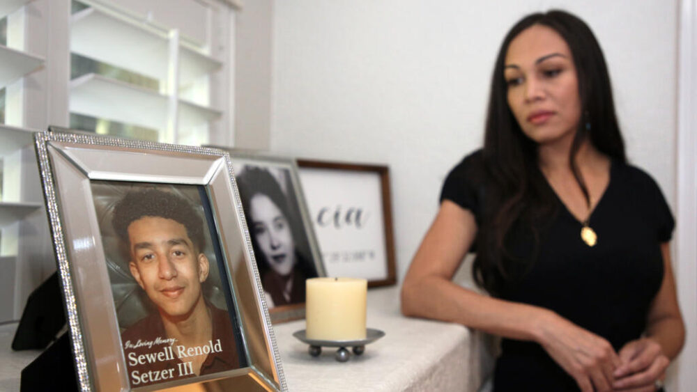 Megan Garcia junto a un retrato de su hijo Sewell, el 9 de octubre de 2025 en Orlando, en el estado estadounidense de Florida