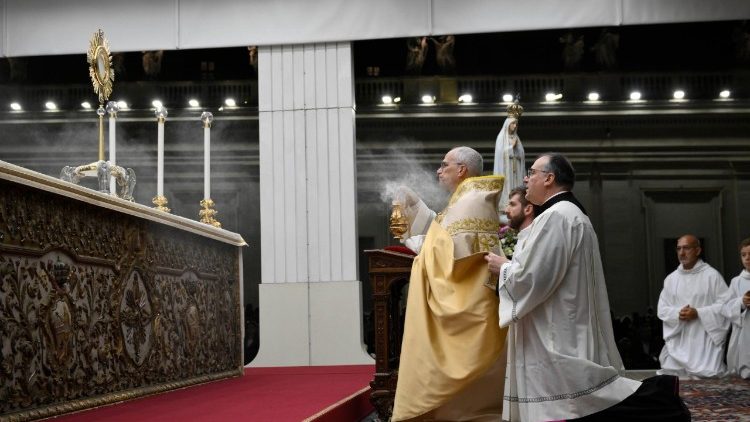 Adoración y bendición Eucarística en la vigilia de oración 