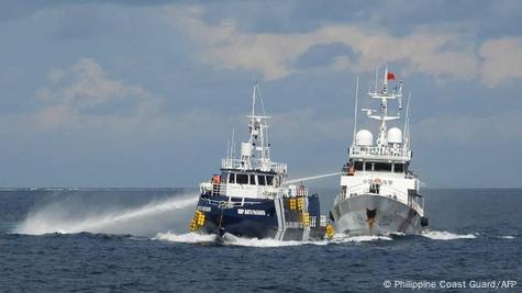 Esta foto, tomada y publicada el 12 de octubre de 2025 por la Guardia Costera de Filipinas, muestra un barco de la Guardia Costera de China (derecha) desplegando un cañón de agua contra un buque de la Oficina Filipina de Pesca (izquierda) durante un incidente cerca de la isla de Thitu, en aguas disputadas del Mar de China Meridional.