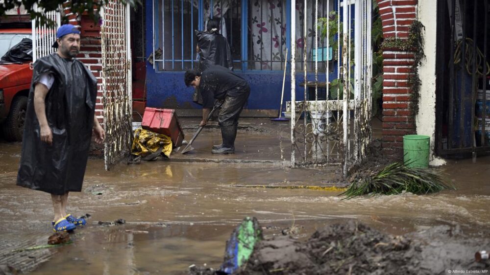 Un hombre retira el lodo de una casa que fue inundada por las lluvias en el municipio de Huauchinango, estado de Puebla. (11.10.2025)