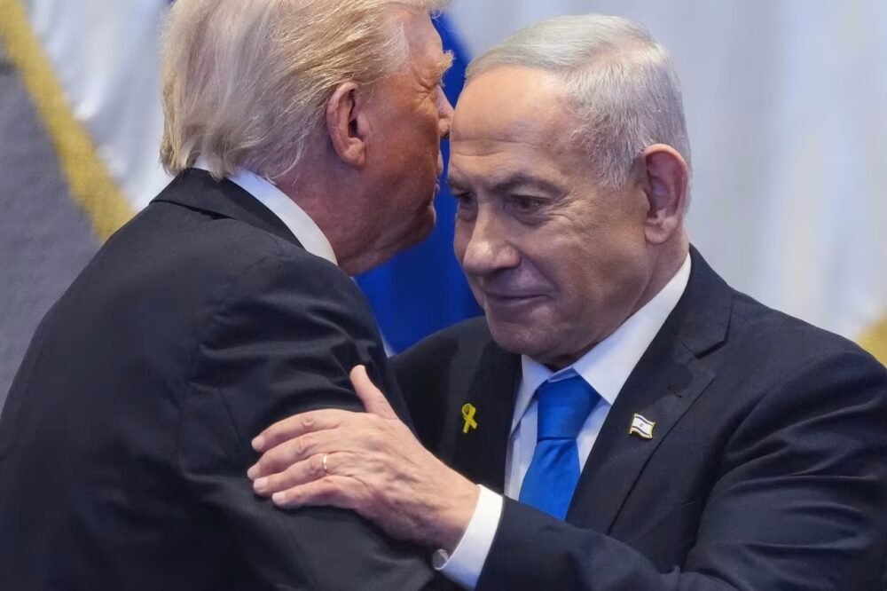 El presidente de Estados Unidos, Donald Trump, transmite su mensaje al primer ministro de Israel, Benjamin Netanyahu, en el Knesset el lunes.