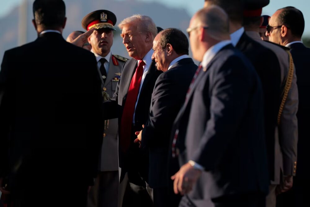 El presidente Donald Trump es recibido por el presidente egipcio Abdel Fattah el-Sisi (a la derecha de Trump) a su llegada al aeropuerto de Sharm el-Sheikh el lunes.