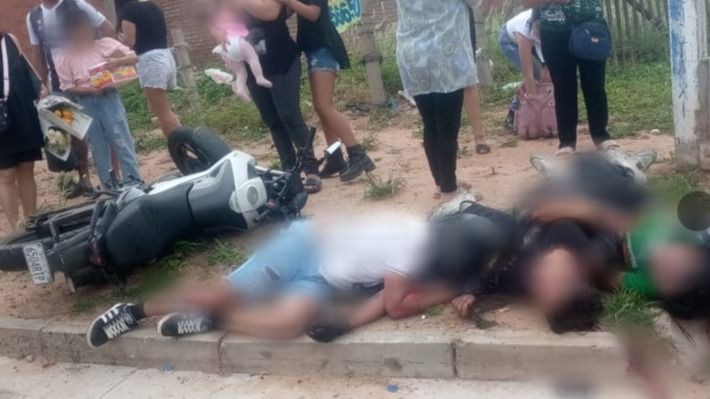 Chofer de micro embiste a tres jóvenes en la ruta a Paurito