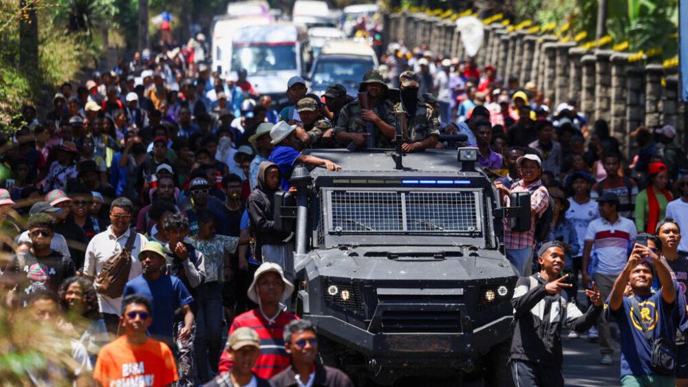 Manifestantes en Antananarivo, Madagascar, abrazan un vehículo militar, 13 de octubre de 2025.