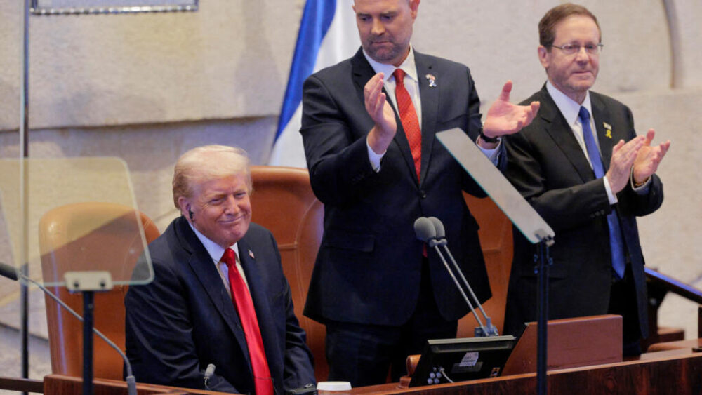 El presidente Donald Trump fue aplaudido largamente por la Knesset, el Parlamento israelí, en Jerusalén, el 13 de octubre de 2025.