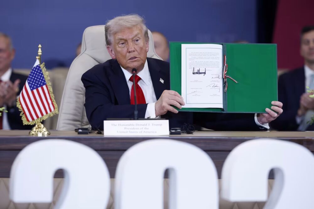 El presidente Donald Trump firma un acuerdo de alto el fuego en Gaza el lunes en Sharm el-Sheij, Egipto.
