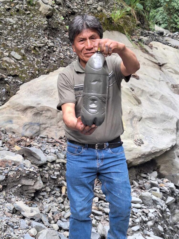 “Cuando era chico había truchas; hoy no queda ni siquiera un árbol en la orilla del río”, dice don Isaac Catacora mostrando una botella de la vertiente contaminada por el mercurio.