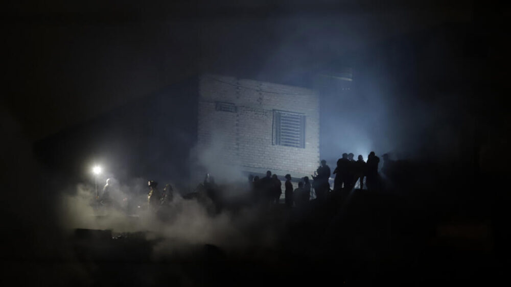Los bomberos extinguen las llamas en una vivienda en el barrio de San Juan de Miraflores, en Lima, el 11 de octubre de 2025