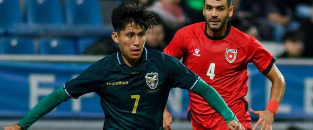 El jugador de la selección boliviana milita en el América MG de la segunda división del fútbol brasileño. El jugador de la selección boliviana milita en el América MG de la segunda división del fútbol brasileño.