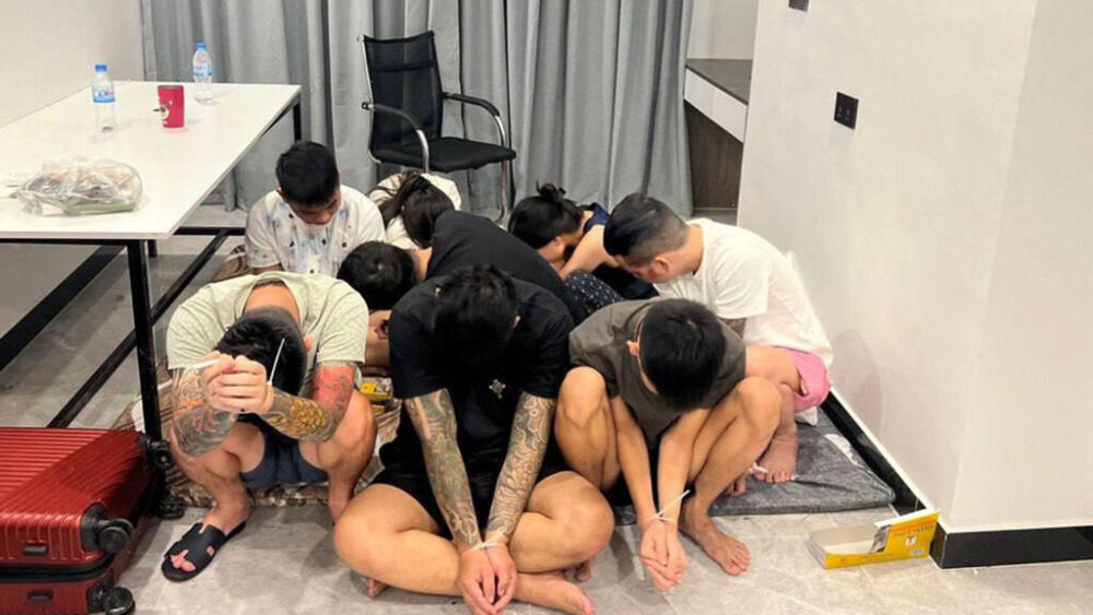 Foto de ilustración. Esta foto de archivo tomada el 14 de julio de 2025 y publicada el 16 de julio por la Agencia Kampuchea Presse (AKP) muestra a los sospechosos con las manos atadas con bridas tras ser detenidos durante una redada en un centro de estafas en Phnom Penh. Las autoridades camboyanas han detenido a más de 200 ciudadanos vietnamitas en redadas a centros de estafa por Internet, según informó la policía el 16 de julio de 2025