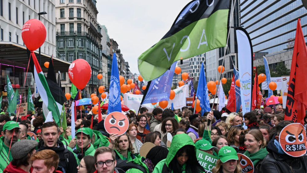 La gente marcha con pancartas y globos durante una manifestación y huelga general en Bruselas, el martes 14 de octubre de 2025.