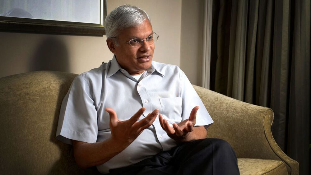 Un hombre con cabello gris y gafas gesticula mientras habla en Mumbai, India.