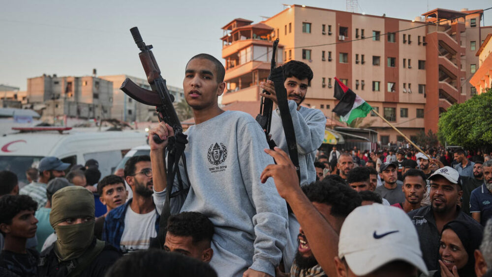 Prisioneros palestinos liberados portan rifles al llegar a la Franja de Gaza tras su liberación de las cárceles israelíes, tras un acuerdo de alto el fuego entre Hamás e Israel, frente al Hospital Nasser en Jan Yunis, al sur de la Franja de Gaza, el lunes 13 de octubre de 2025. 