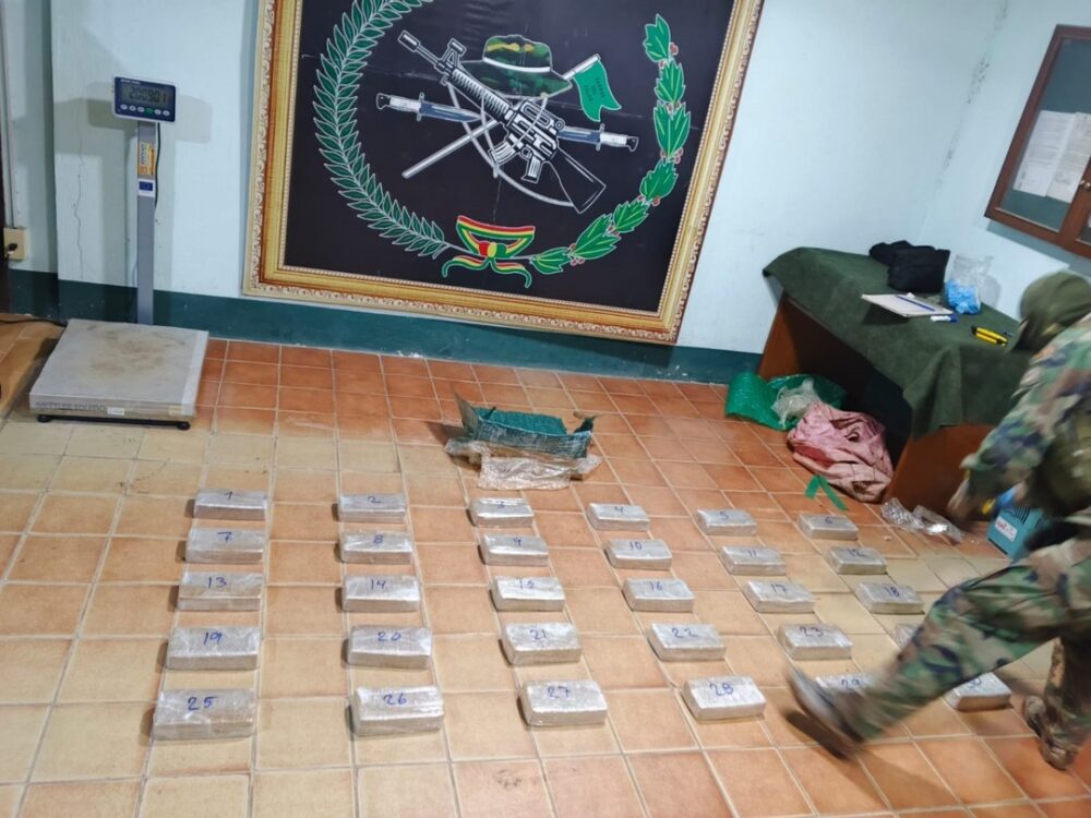 Felcn secuestra 30 paquetes de droga enterrados en el Chapare