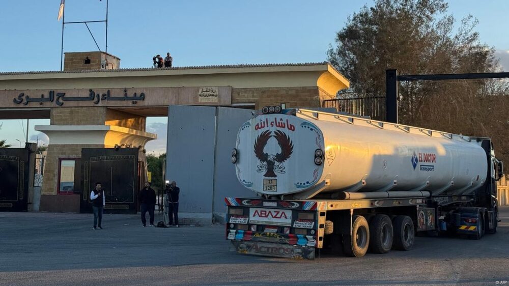 Desde el lado egipcio de Rafah, un transporte de combustible se dirige al cruce fronterizo de Kerem Shalom, desde donde debería entrar a Gaza.