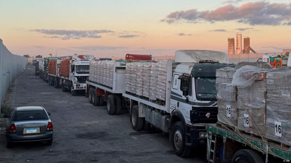 Larga fila de camiones de ayuda humanitaria para Gaza, apostados en Egipto por días, a la espera de poder llegar a Gaza.