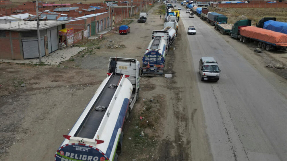 Se forma una fila en una gasolinera durante una escasez de combustible en El Alto, Bolivia, el martes 14 de octubre de 2025. Situación similar de escasez de combustible en oras regiones de Bolivia como en Santa Cruz de la Sierra.