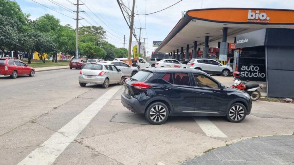 la escasez de combustible ha obligado esta semana a sus transportistas a hacer una larga pausa en las estaciones de servicio para poder llenar sus tanques.