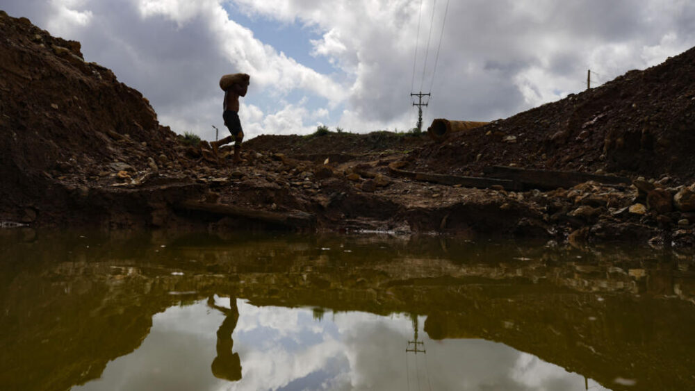 Un minero de oro transporta un saco de rocas a un molino triturador en una mina de El Callao, estado Bolívar, Venezuela, el sábado 29 de abril de 2023. Imagen de ilustración.