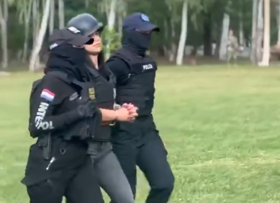 Gianina García Troche siendo trasladada por Interpol